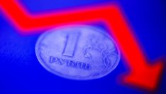 Руската рубла продължава пропадането - с 15% спрямо долара*