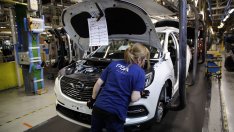 Stellantis използва старо военно летище във Франция, за да съхранява новите коли