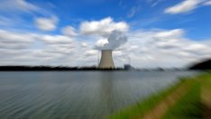 Франция отлага плановете си да затваря ядрени реактори