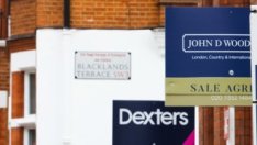 Продажбите на жилища във Великобритания са намалели наполовина през юли