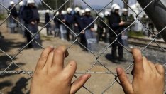 Аврамопулос: Няма да отстъпим за реципрочния визов режим с Канада и САЩ