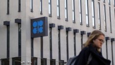 ОПЕК+ потвърди договореното месечно увеличение на добива на петрол