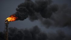 Петролът продължава да поскъпва, след като достигна 7-годишен връх