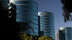 Печалбата на Oracle намалява наполовина