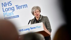 Тереза Мей ще гарантира официално, че не може да има Brexit без сделка