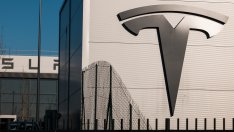 Tesla наема служители в Индия след срещата на Мъск с премиера на страната 