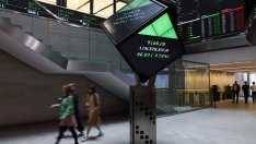 Великобритания се превръща в сигурно убежище за инвеститорите, изплашени от хаоса във Франция