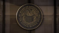 Плоските криви на доходността в САЩ вещаят главоболия за Фед