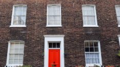 Нажеженият жилищен пазар във Великобритания показва признаци на забавяне