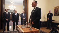 Войната на Ципрас с гръцкия централен банкер