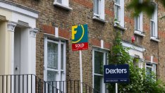 Цените на британските жилища може да паднат с до 5% заради по-скъпите ипотеки