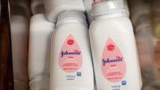 Три американски вериги се отказват от бебешката пудра на J&J заради азбест