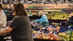 Търговията на дребно в България се възстановява леко през януари