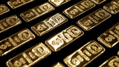 По-слабият долар и надеждите за лихвени понижения в САЩ тласнаха златото до нов рекорд