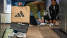 Търсенето на ретро модели маратонки носи успехи на Adidas
