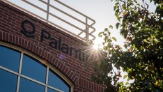 Palantir сви прогнозата за годишните си приходи