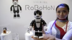 Най-новият смартфон на Sharp прилича на малко роботче