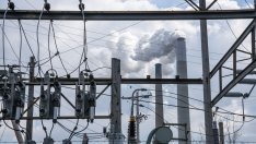 Притисната от войната Украйна не просто модернизира енергетиката си, а я изгражда наново