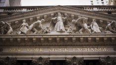 Леки спадове за индексите на Wall Street на фона на поевтиняващия петрол