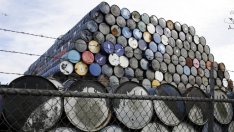 Петролът поевтинява на фона на смесени данни за резервите в САЩ