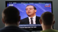 Медведев: Да не се паникьосваме заради срива на рублата