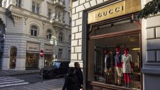 Американците може да се наслаждават на по-евтините луксозни стоки в Европа още малко