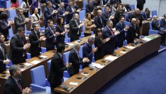 Промените в Конституцията бяха окончателно приети с аплодисменти