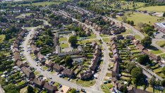 Цените на жилищата във Великобритания прекъснаха шестмесечния си спад