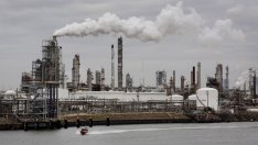 Недостигът на тежък петрол по света повишава разходите на по-широката индустрия