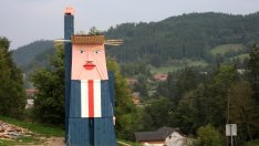 Словения се сдоби с дървена статуя на Тръмп