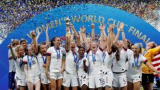 Дискриминира ли ФИФА жените?