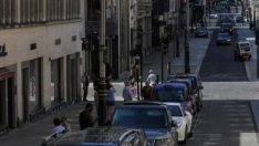 Празните търговски улици на Острова търсят оцеляване отвъд магазините