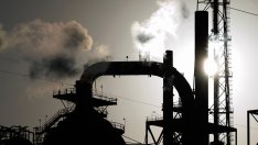 Петролът поевтинява, след като Иран и Оман постигнаха споразумение за Ормузкия проток*