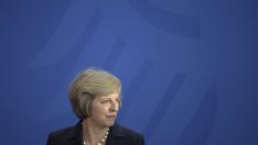 Тереза Мей поиска да се преразгледа практиката за наемане на работници