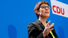 Германските консерватори клонят към протежето на Меркел за нов лидер на ХДС