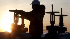 Петролът поскъпва леко в очакване на официални данни за резервите в САЩ