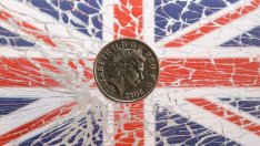 Паундът е заплашен от над 30-годишно дъно, ако има твърд Brexit