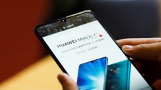 Huawei тества смартфон със собствената операционна система