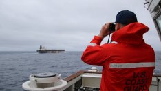 Нарисуваното руско знаме не помогна - САЩ превзеха танкера "Маринера"