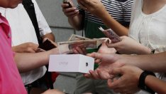 Клиентите са големият печеливш от старта на продажбите на iPhone в Китай