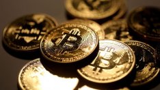 Биткойн за кратко мина границата от 10 хил. долара