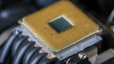 Как фокусът на Илон Мъск върху софтуера помага на Tesla да не остава без чипове?