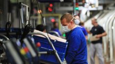 Оборотите на хотели и ресторанти подкрепят индекса на услугите и през март