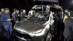 Tesla Model X образува дълъг списък с чакащи