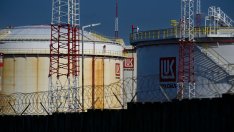 Агенция "Митници" проверява дали "Лукойл" е нарушил санкциите срещу Русия*