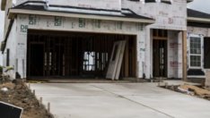 Строителните компании в САЩ спират да приемат поръчки на нажежения пазар