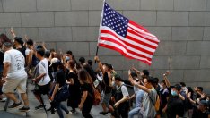 Хиляди протестиращи в Хонконг призоваха Доналд Тръмп за помощ