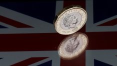 Паундът удължава загубите вследствие на атентата