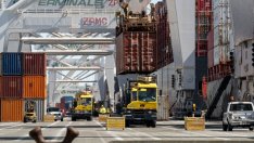 Блокадата на Суец ще създава още хаос от Лос Анджелис до Ротердам