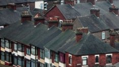 Британските банки повишават лихвите, за да охладят бума на жилищното кредитиране